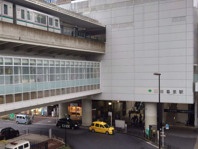 東京都荒川区の事務所の近くのJR日暮里駅ロータリーです